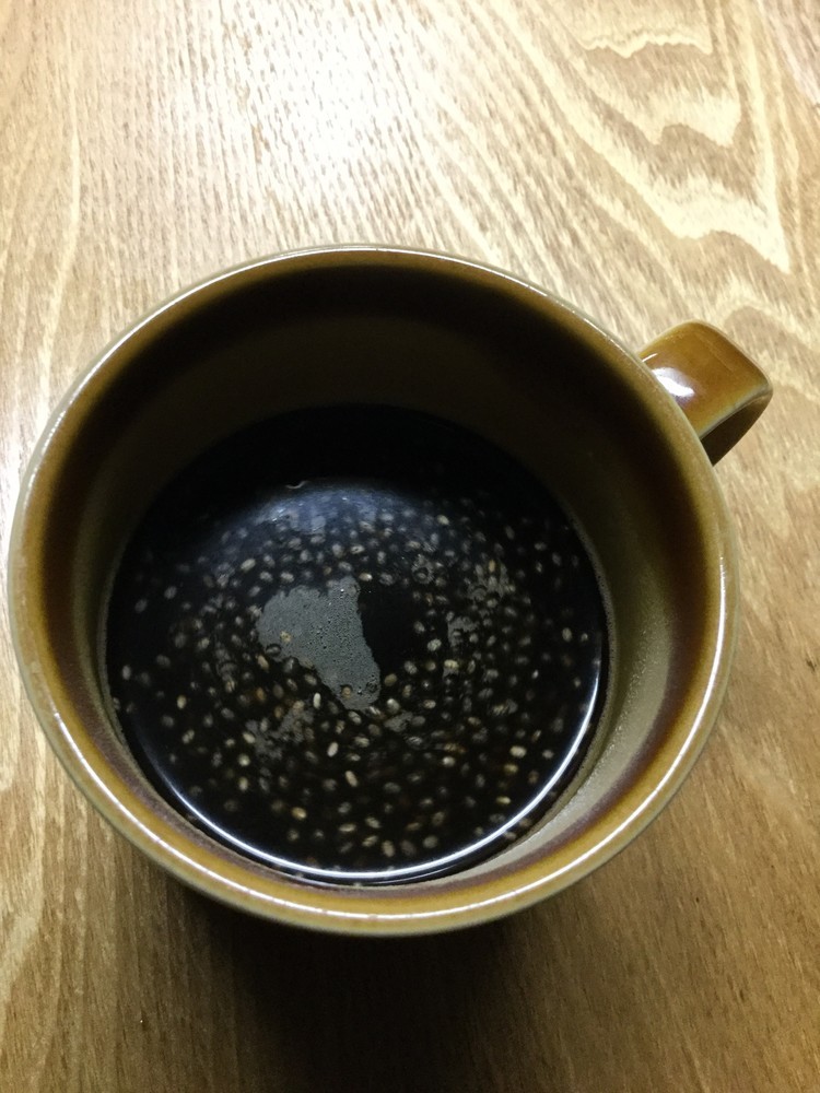 チアシード入りのブラックコーヒーの画像
