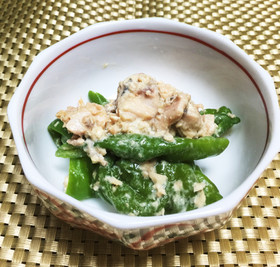 万願寺とうがらしと鮭缶の和え物
