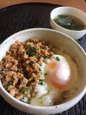 鶏そぼろご飯に簡単半熟卵を添えて♡