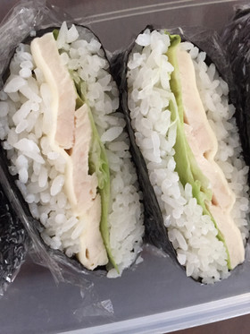 サラダチキンのおにぎらず