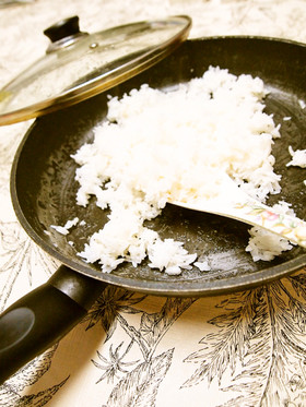 フライパンでご飯を炊く方法