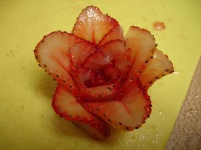 苺でバラのデコレーションの写真