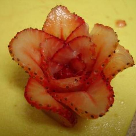苺でバラのデコレーション