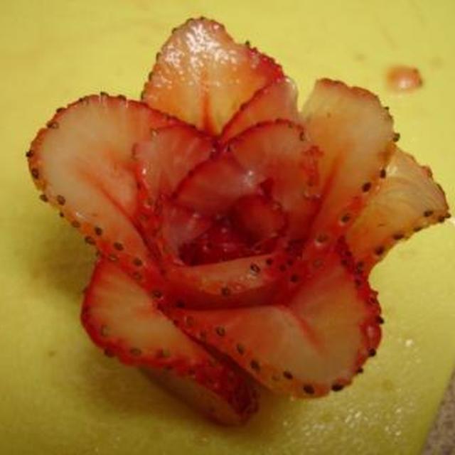 苺でバラのデコレーション レシピ 作り方 By B級亭 クックパッド