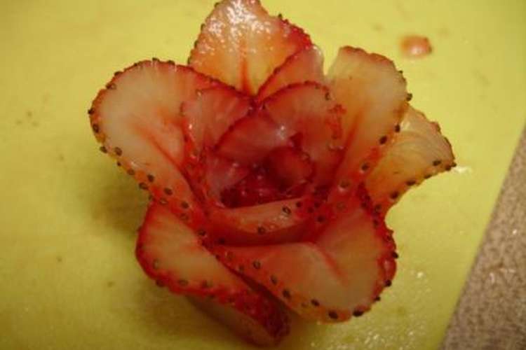 苺でバラのデコレーション レシピ 作り方 By B級亭 クックパッド 簡単おいしいみんなのレシピが356万品