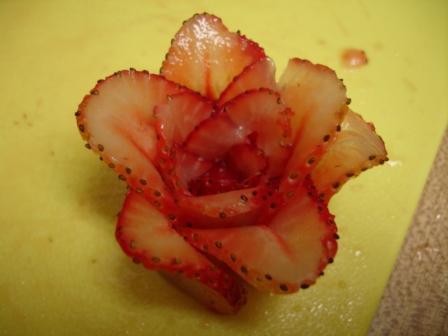 苺でバラのデコレーションの画像