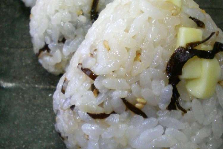 塩昆布 チーズおにぎり レシピ 作り方 By Annnnn クックパッド 簡単おいしいみんなのレシピが368万品