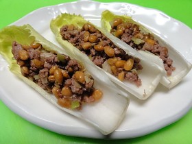 *納豆とひき肉のチコリボート*
