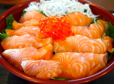 琵琶湖のびわマスで無凍結漬けちらし寿司の写真