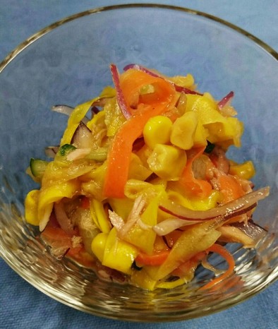 ズッキーニのカラフルリボンサラダの写真