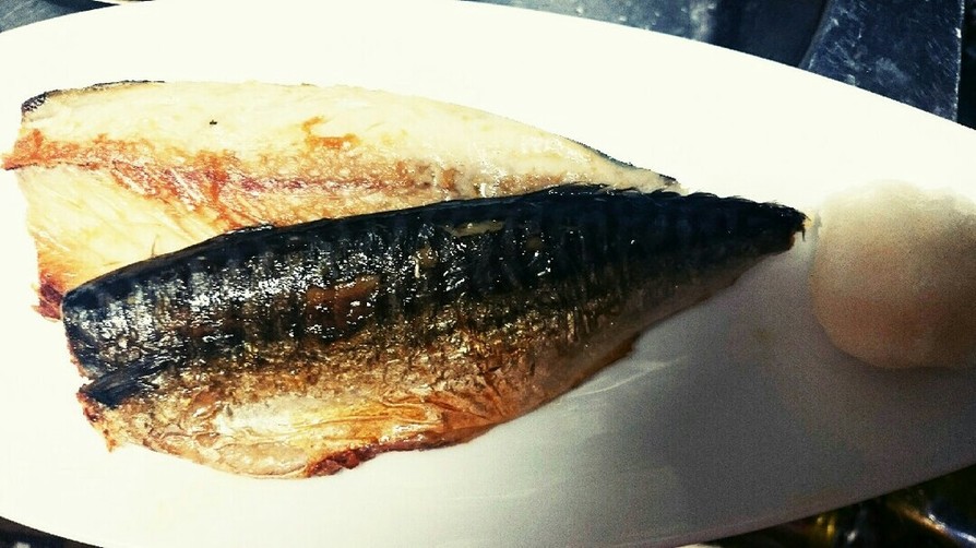 フライパンで焼き魚の画像