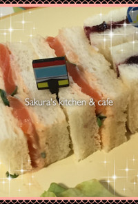 オニオン&スモークサーモンのサンドイッチ