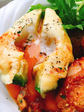 付け合わせに！半熟卵のアボカドグラタン