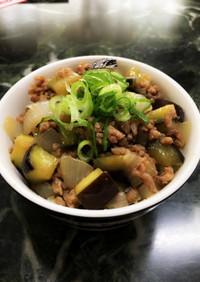 簡単♪豚ひき肉と茄子と玉ねぎの味噌風味丼