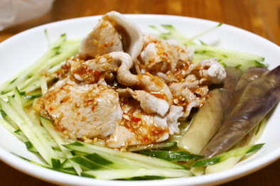 韓国風冷やし麺の冷しゃぶのせの写真