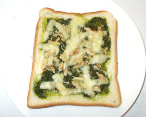 ジェノベーゼソースと胡桃のトースト朝食にの画像