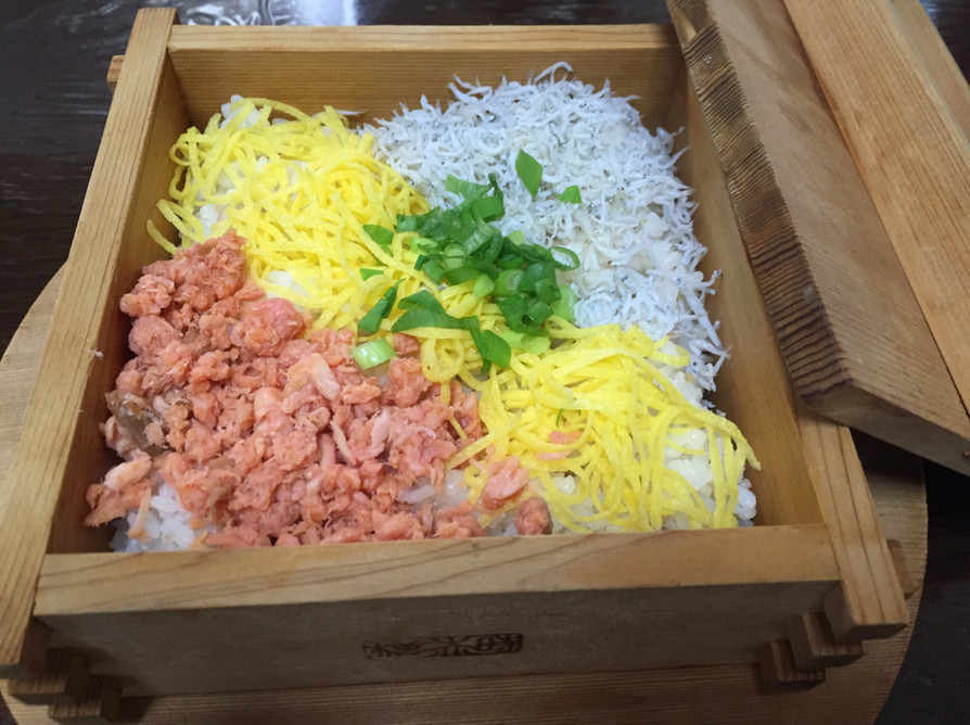 酢飯でしらす丼(3色)の画像