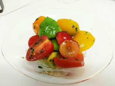 アボカドとトマトとさくらんぼのサラダの写真