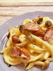 シメジとウインナーのカルボナーラ風うどんの写真