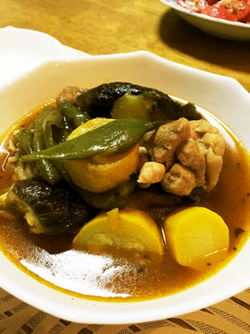 夏野菜とチキンのスパイシーカレースープ