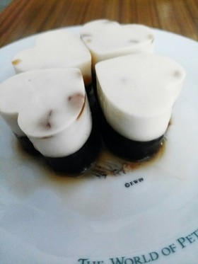 二層になった牛乳寒天とコーヒー寒天