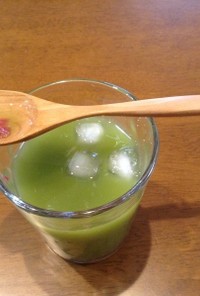 ひんやり！梅干し入りの夏色緑茶