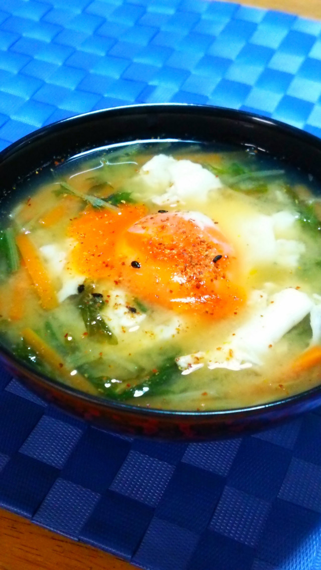 水菜と落とし卵の味噌汁の画像