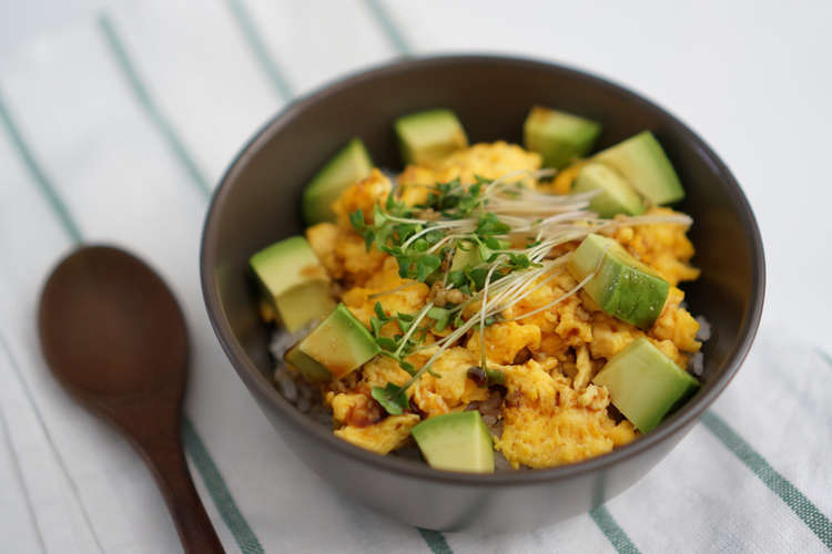 美肌に効く時短ランチ アボカド玉子丼 レシピ 作り方 By いろはレシピ クックパッド 簡単おいしいみんなのレシピが352万品
