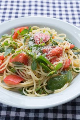 スベリヒユとトマトのパスタサラダ