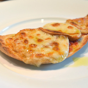 フォカッチャとスカモルッツァの簡単ピザ風