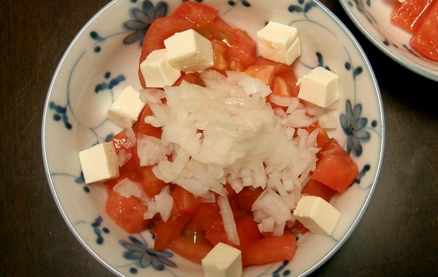 トマトとチーズのキューブサラダの画像