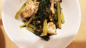 青野菜と鳥むね肉のにんにく炒め