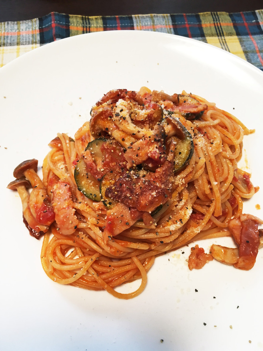 ズッキーニとベーコンのトマトパスタ。の画像