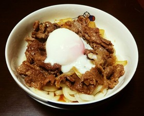 簡単絶品!すき焼きのタレで温玉肉うどん✰