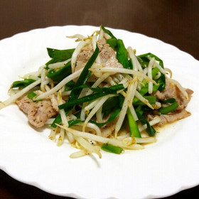 にらたっぷりで美味しい♪豚にらもやし炒め