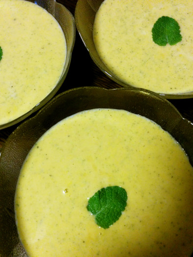 南瓜とミントの冷製スープの写真