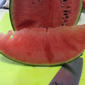 子供も喜ぶペラペラなスイカの切り方