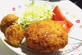 大満足ポテトサラダリメイク!肉巻コロッケ