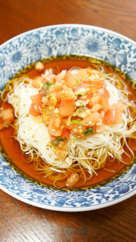 トマト薬味タレをのせて、ぶっかけ素麺