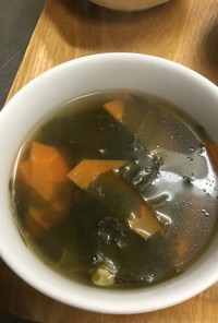 にんじん・舞茸・わかめのコンソメスープ