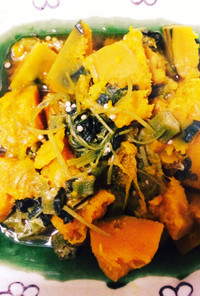 鍋でつくるオクラと三つ葉でかぼちゃの煮物