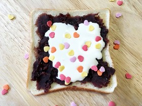 【ふりふりクリーム】小倉ホイップトースト