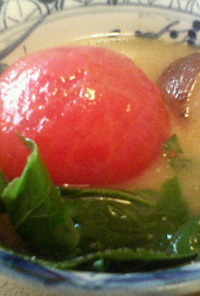 冷たいトマトの梅味噌汁