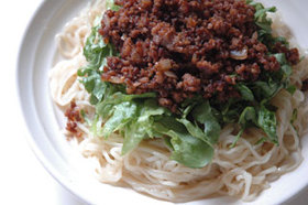 残った冷麺の麺でピリ辛ジャージャー麺