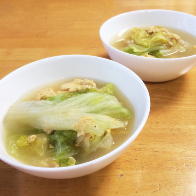 丸ごとレタスを食べるスープの写真