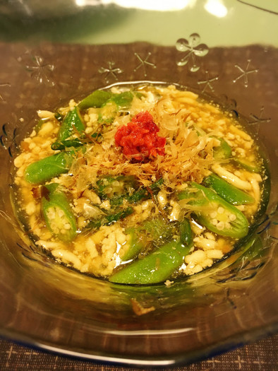 オクラ鶏ミンチの麺つゆ梅煮の写真