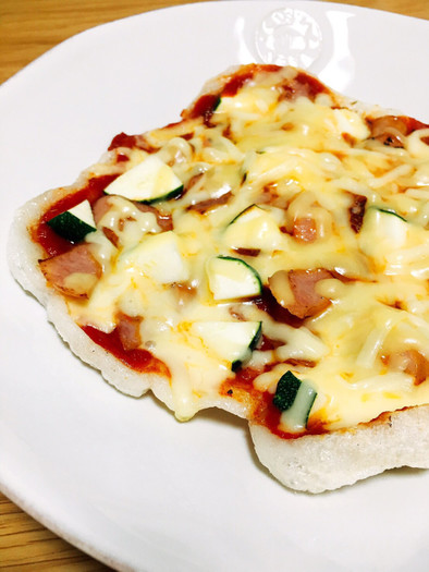 簡単♪ズッキーニとウインナーの餅ピザの写真