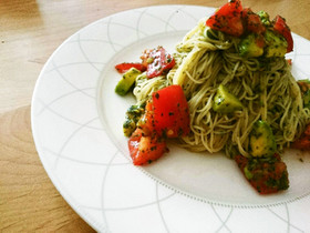 レモン香る!アボカドとトマトの冷製パスタ