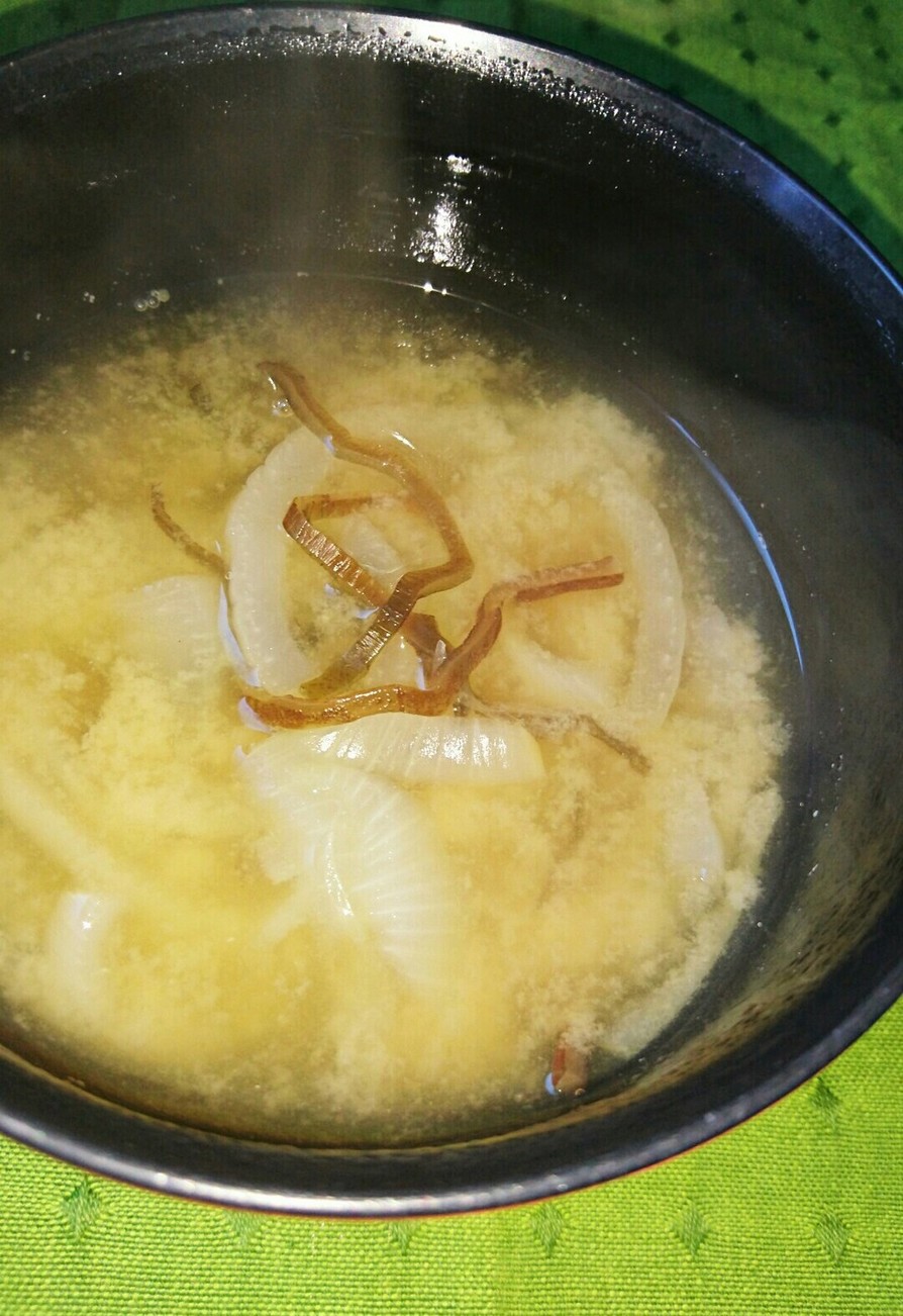 玉ねぎと塩昆布の味噌汁の画像