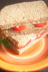 苺のサンドイッチ
